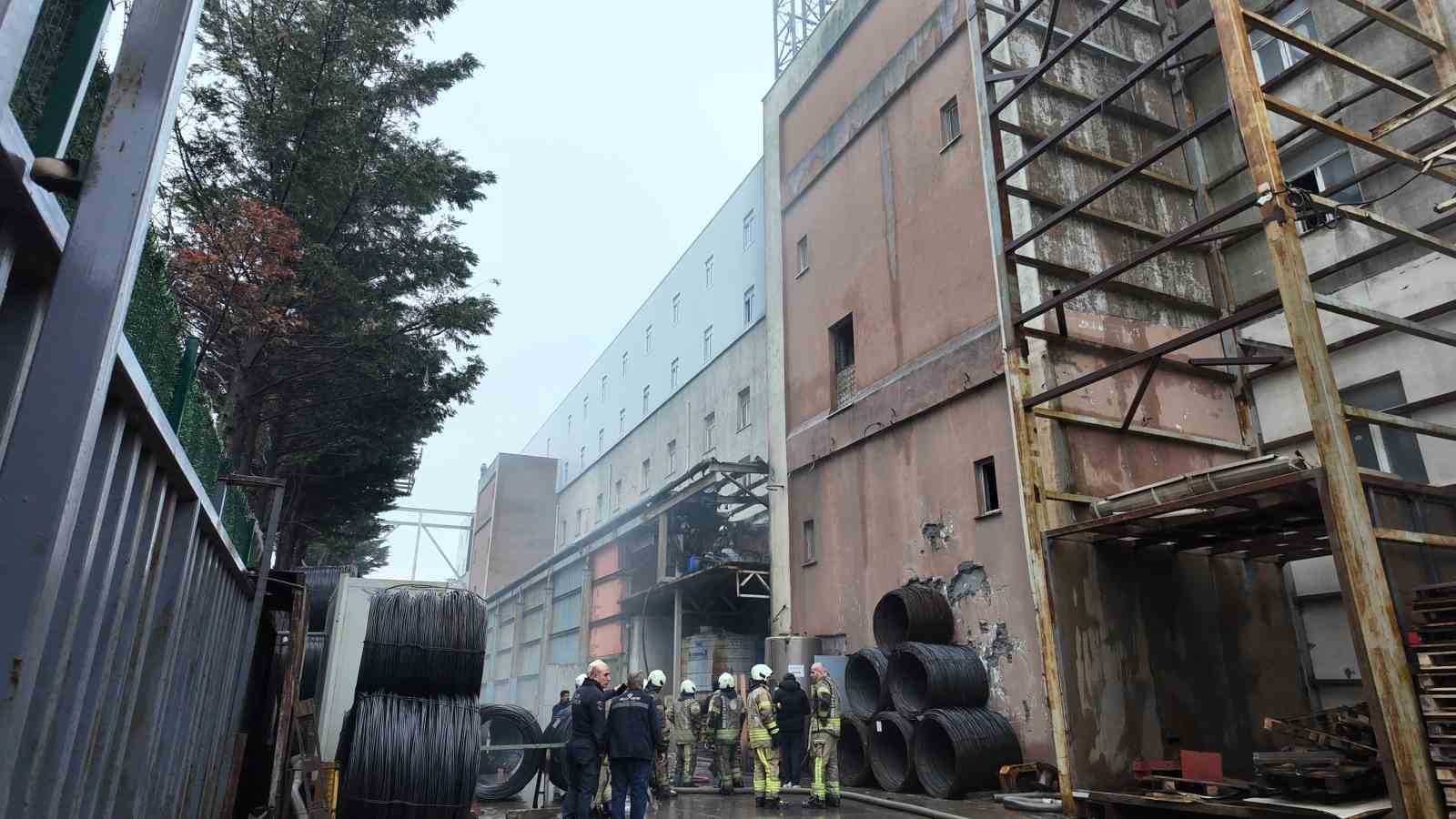 arnavutkoyde korkutan fabrika yangini 2 hP9Z7icw