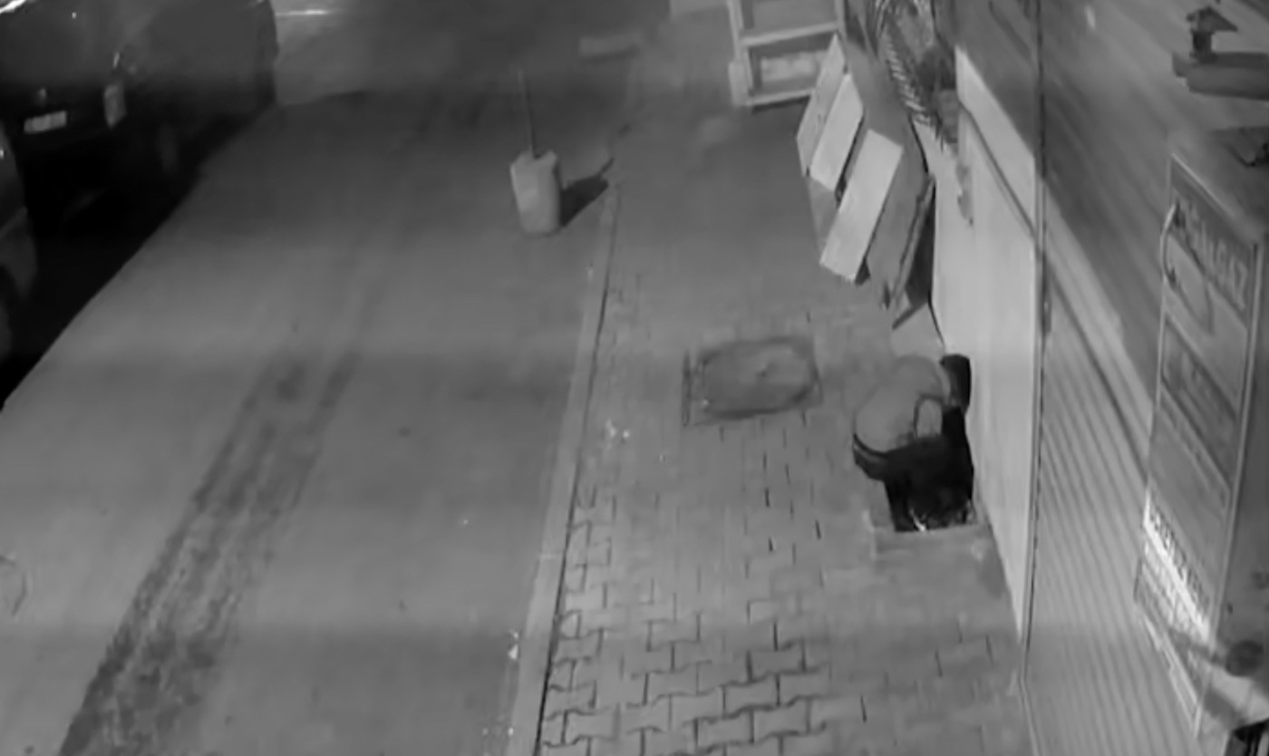 arnavutkoyde kucuk cocugun tehlikeli oyunu kamerada 1 Y3F76PPz