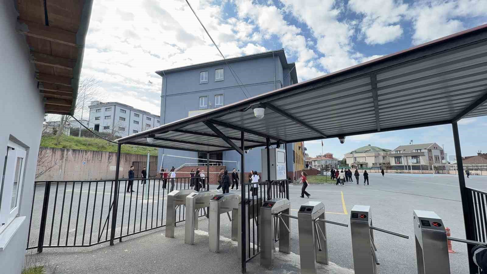 Arnavutköy’de lisede "üst düzey güvenlik" uygulaması: Velilere anlık fotoğraflı bildirim 14 arnavutkoyde lisede ust duzey guvenlik uygulamasi velilere anlik fotografli bildirim 10 J9SMGhc2