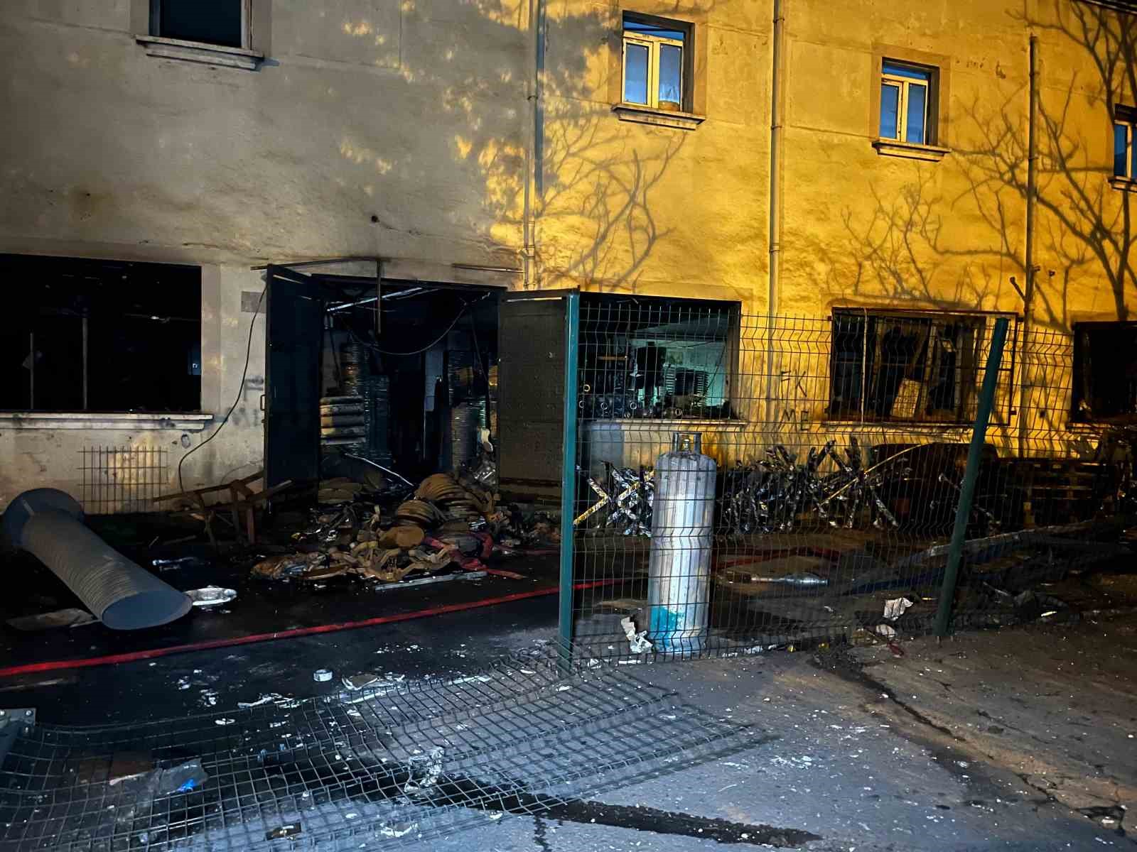 Arnavutköy’de metal fabrikasında sanayi tipi tüp patladı: 1’i ağır 3 işçi yaralandı 4 arnavutkoyde metal fabrikasinda sanayi tipi tup patladi 1i agir 3 isci yaralandi 0 RIWSu9ZI