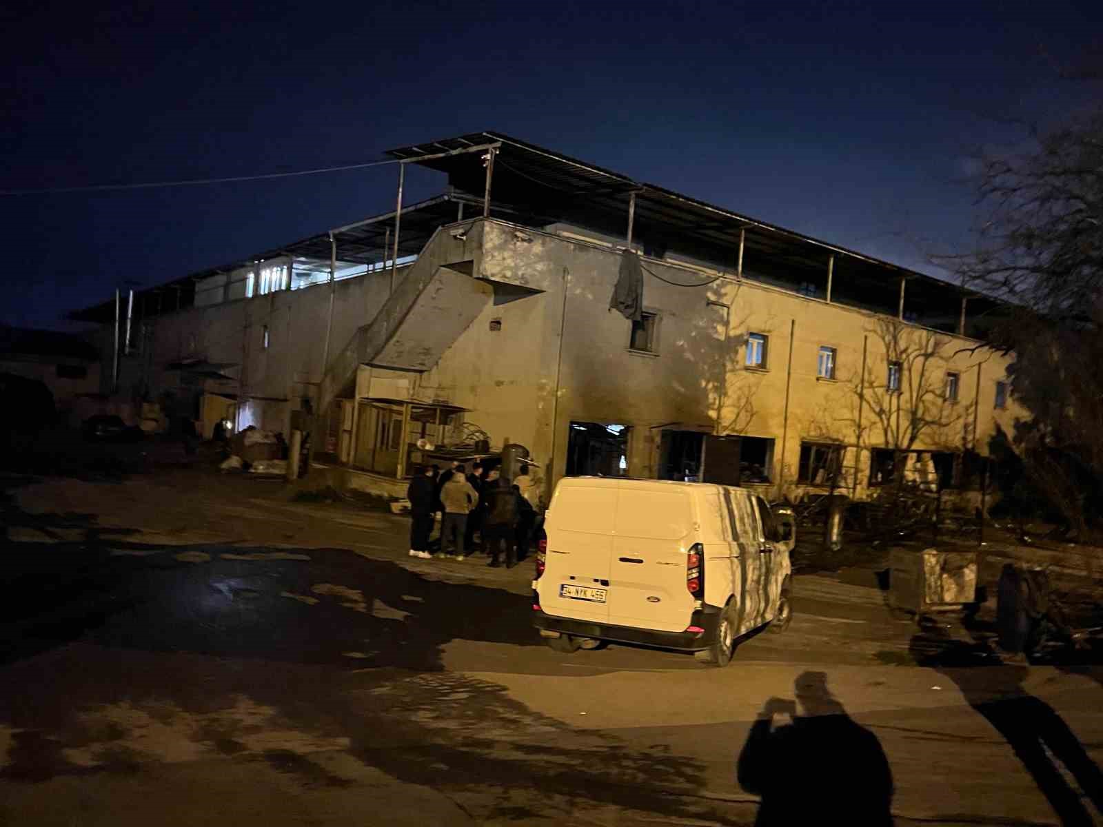 Arnavutköy’de metal fabrikasında sanayi tipi tüp patladı: 1’i ağır 3 işçi yaralandı 5 arnavutkoyde metal fabrikasinda sanayi tipi tup patladi 1i agir 3 isci yaralandi 1 j13jgQA7