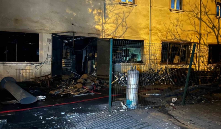 arnavutkoyde-metal-fabrikasinda-sanayi-tipi-tup-patladi-1i-agir-3-isci-yaralandi-LrJCjqQj.jpg