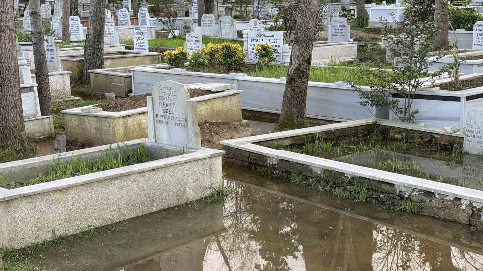 arnavutkoyde mezarlik sular altinda kaldi 10 sFGQprLG