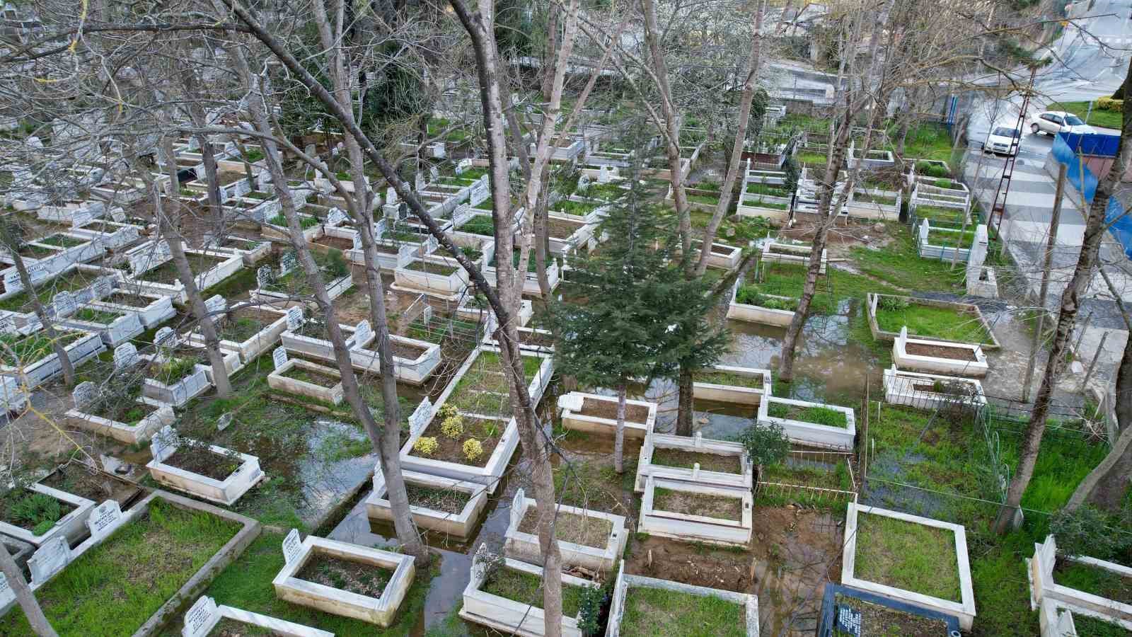 arnavutkoyde mezarlik sular altinda kaldi 2