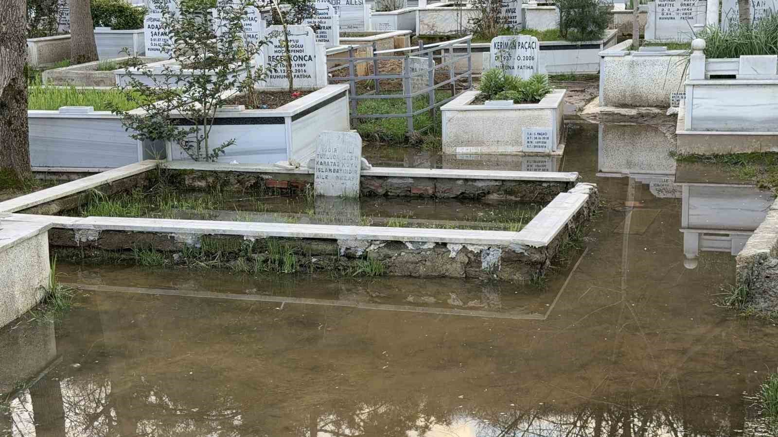 arnavutkoyde mezarlik sular altinda kaldi 8 mq4A9pOp