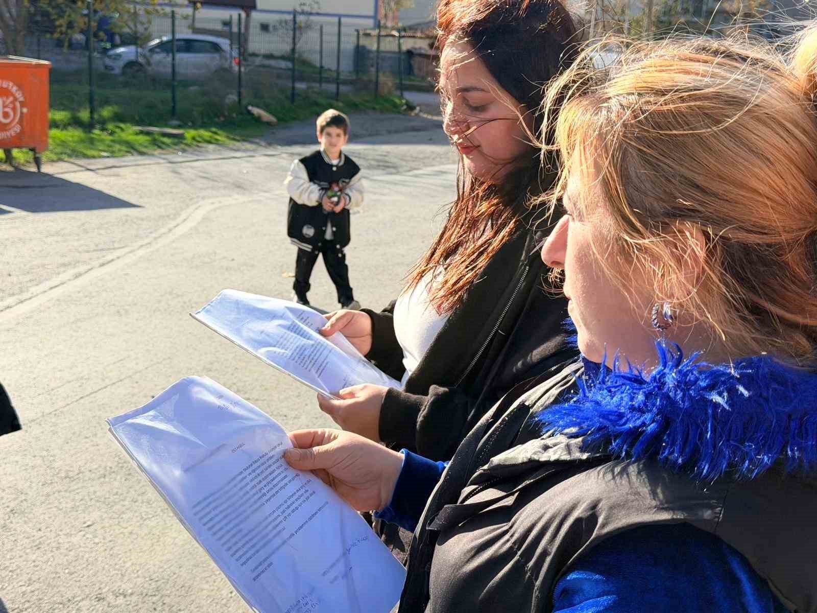 arnavutkoyde okul onunde trafik cilesi buyuyor 2 OllrgvAE