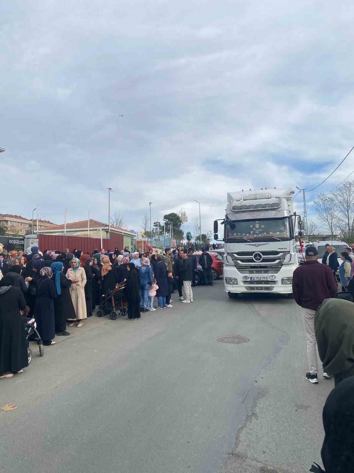 arnavutkoyde okul onunde trafik cilesi buyuyor 3 pJLPecjF