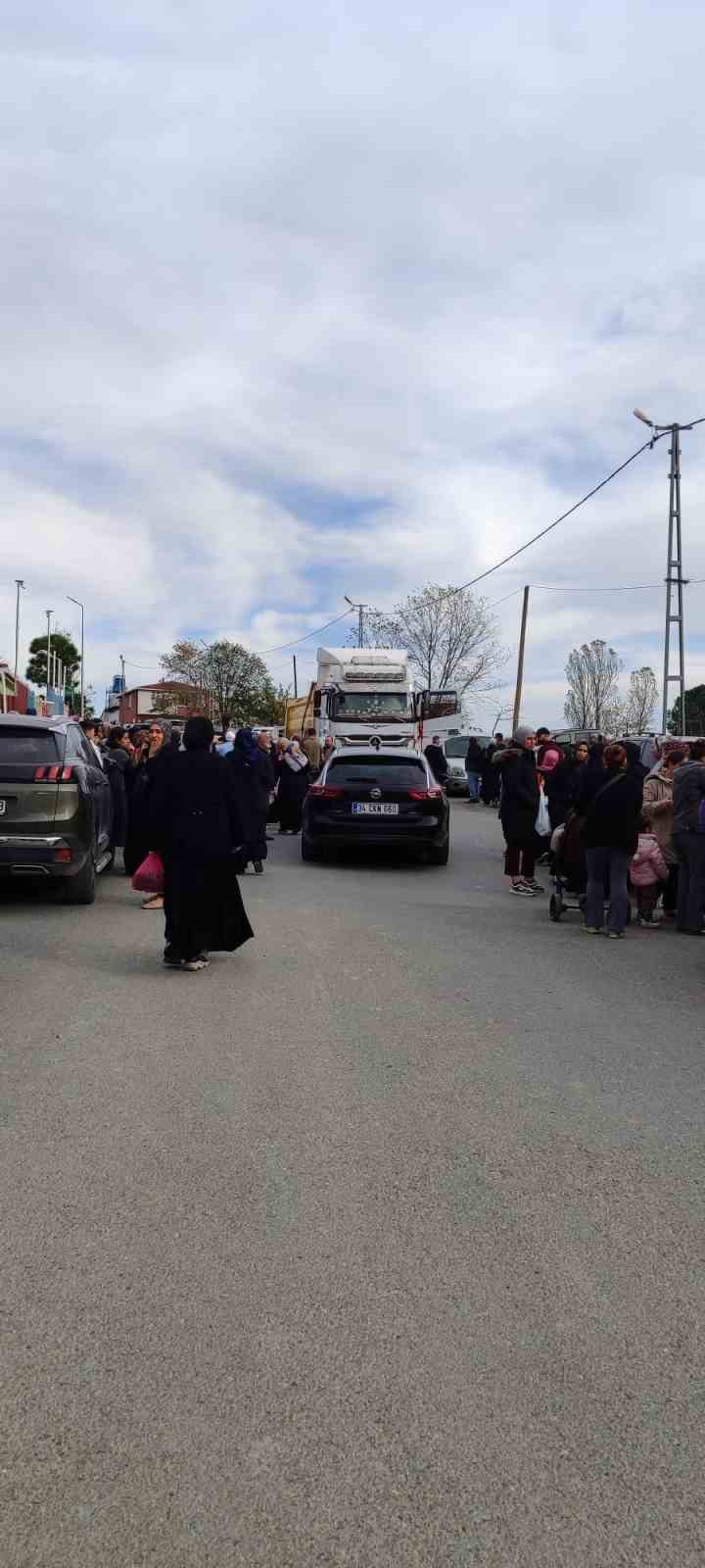 arnavutkoyde okul onunde trafik cilesi buyuyor 4 Uc13k3dr