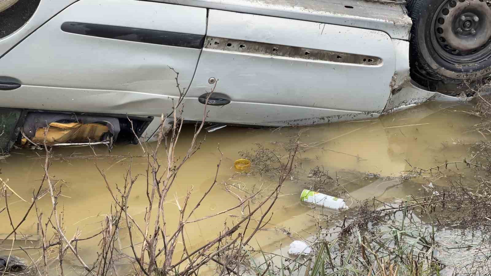 arnavutkoyde otomobil su kanalina uctu surucu yarali 3 a14gvaDm