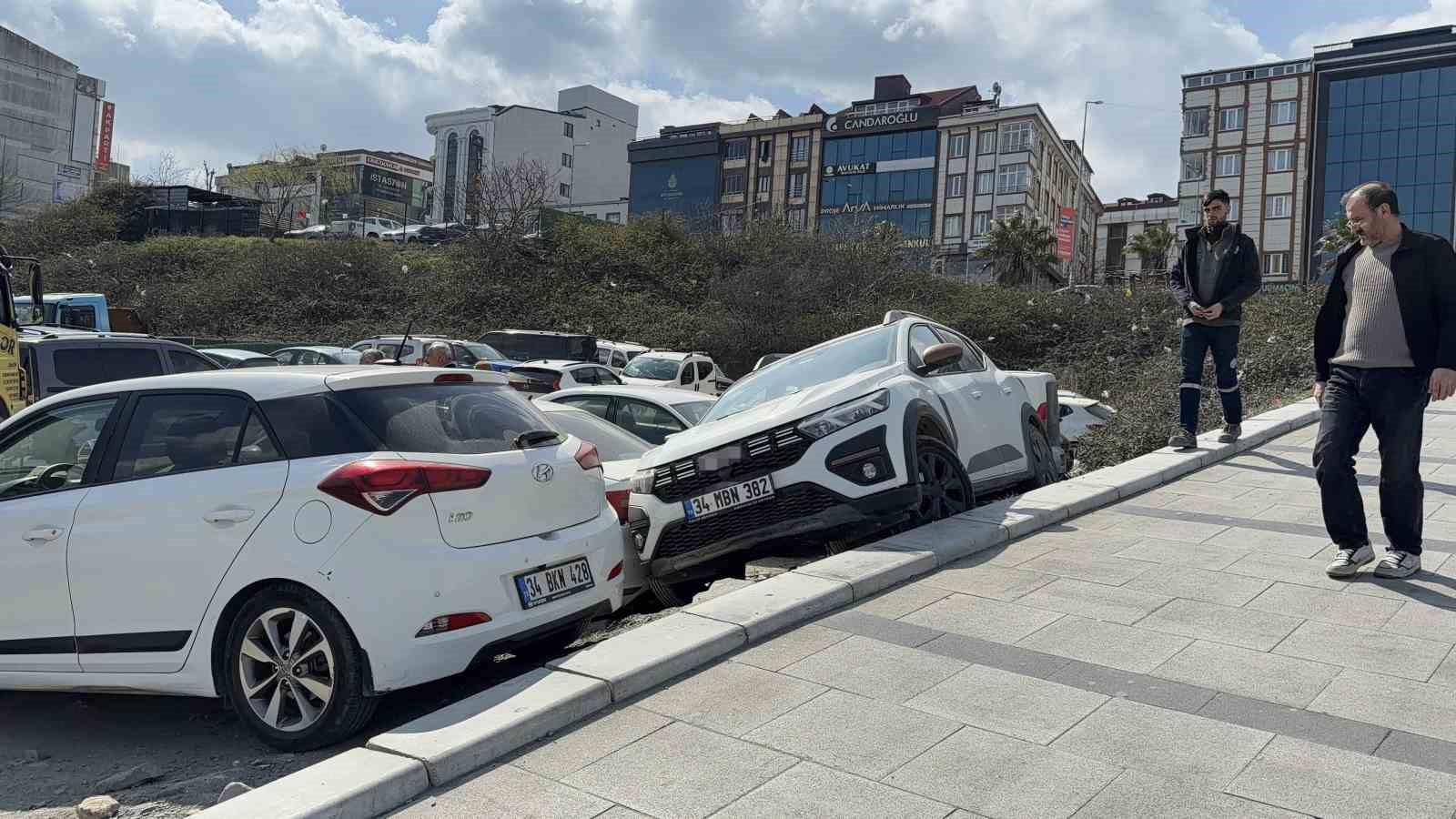 arnavutkoyde park etmek isterken araclarin uzerine cikti 0 ujvKtMVr