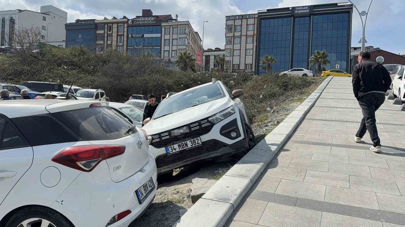 arnavutkoyde park etmek isterken araclarin uzerine cikti 1 Y1X1RP1C
