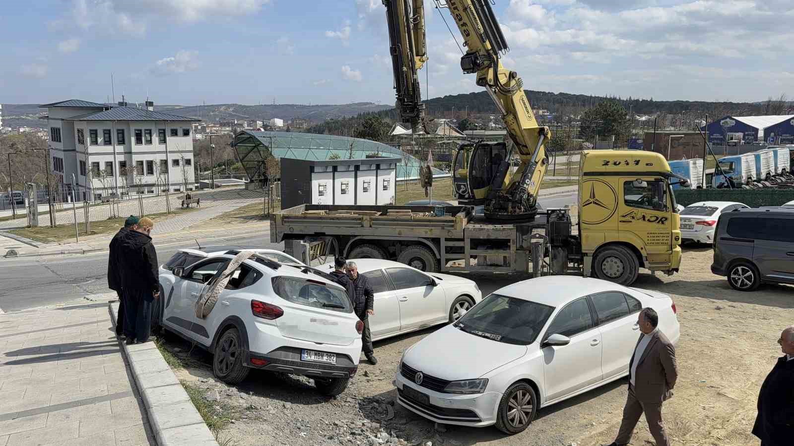 arnavutkoyde park etmek isterken araclarin uzerine cikti 2 MyRIqiH4