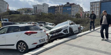 arnavutkoyde-park-etmek-isterken-araclarin-uzerine-cikti-JZwTtO1t.jpg