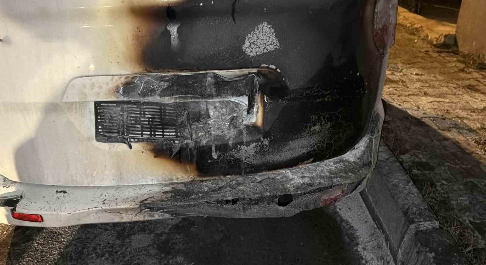 arnavutkoyde park halindeki otomobil alev aldi 2 arac kullanilamaz hale geldi 0