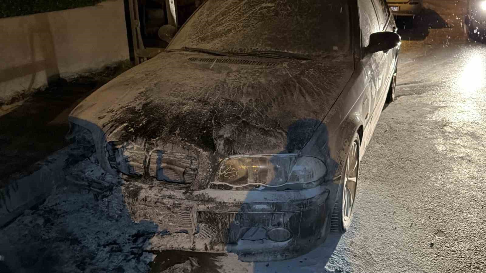arnavutkoyde park halindeki otomobil alev aldi 2 arac kullanilamaz hale geldi 1 zI1Y5kks