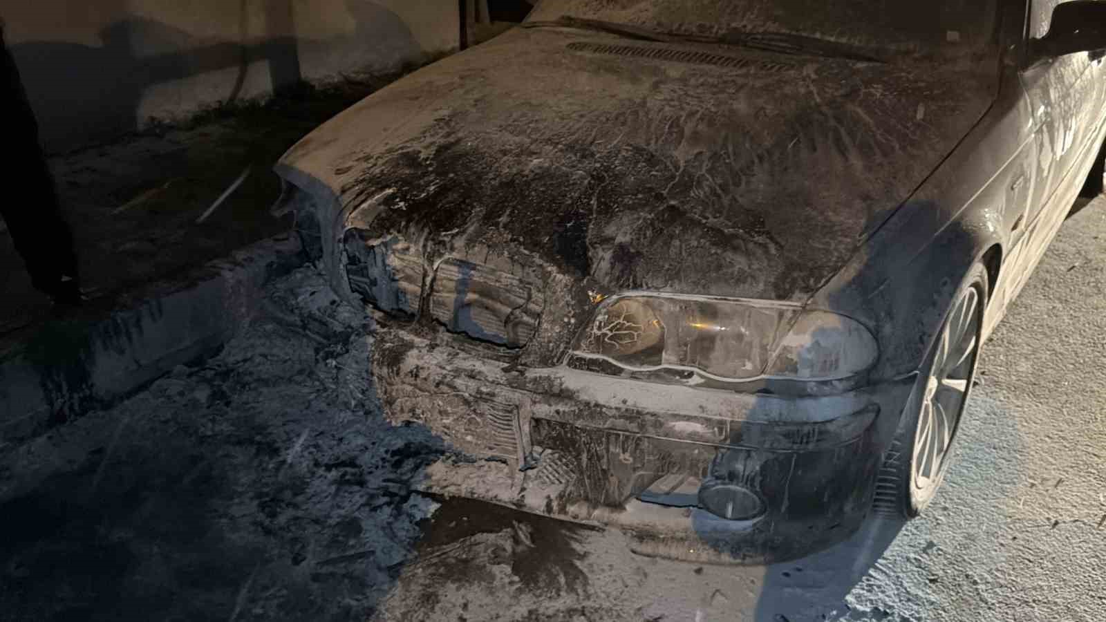 arnavutkoyde park halindeki otomobil alev aldi 2 arac kullanilamaz hale geldi 3 gsuWmS9p