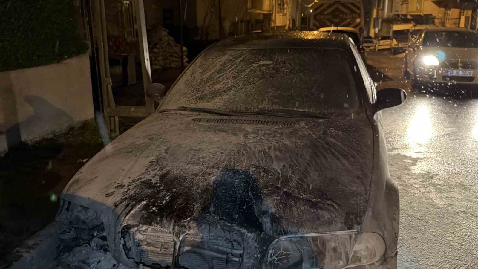 arnavutkoyde park halindeki otomobil alev aldi 2 arac kullanilamaz hale geldi 4 66e4hmXz