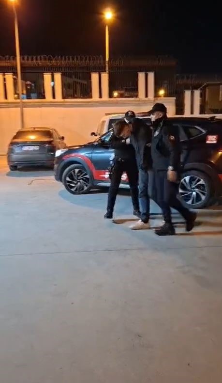 arnavutkoyde polisten kacan suphelinin uzerinden uyusturucu cikti 0 Gs6XNNMP