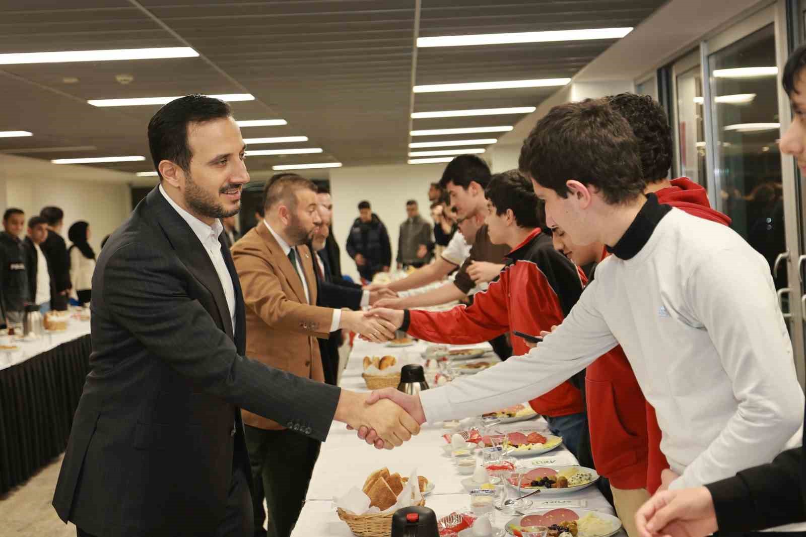 arnavutkoyde ramazan coskusuna ak parti istanbul il baskani abdullah ozdemir eslik etti 1 RVsWyPEe