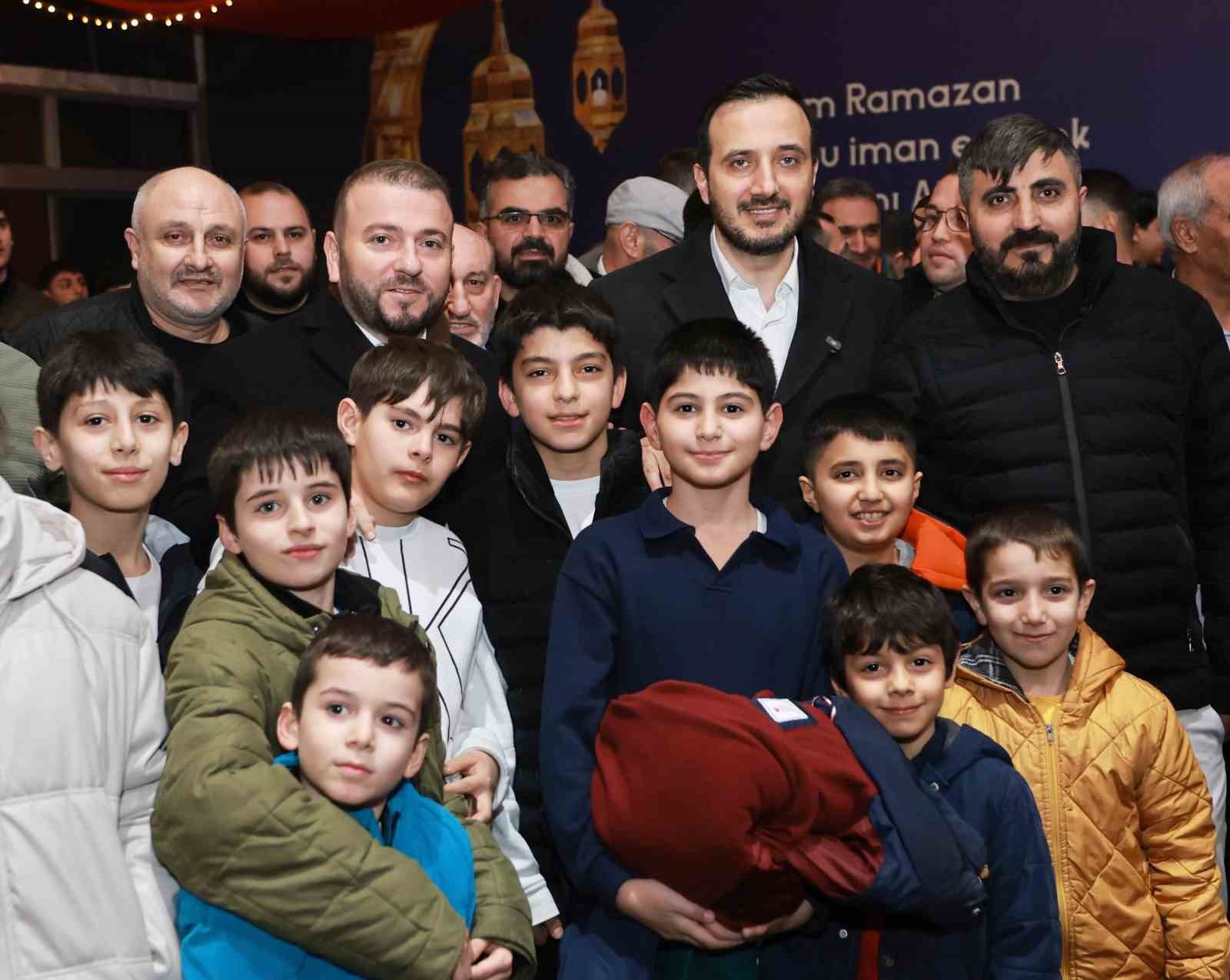 arnavutkoyde ramazan coskusuna ak parti istanbul il baskani abdullah ozdemir eslik etti 5 DQergrsR