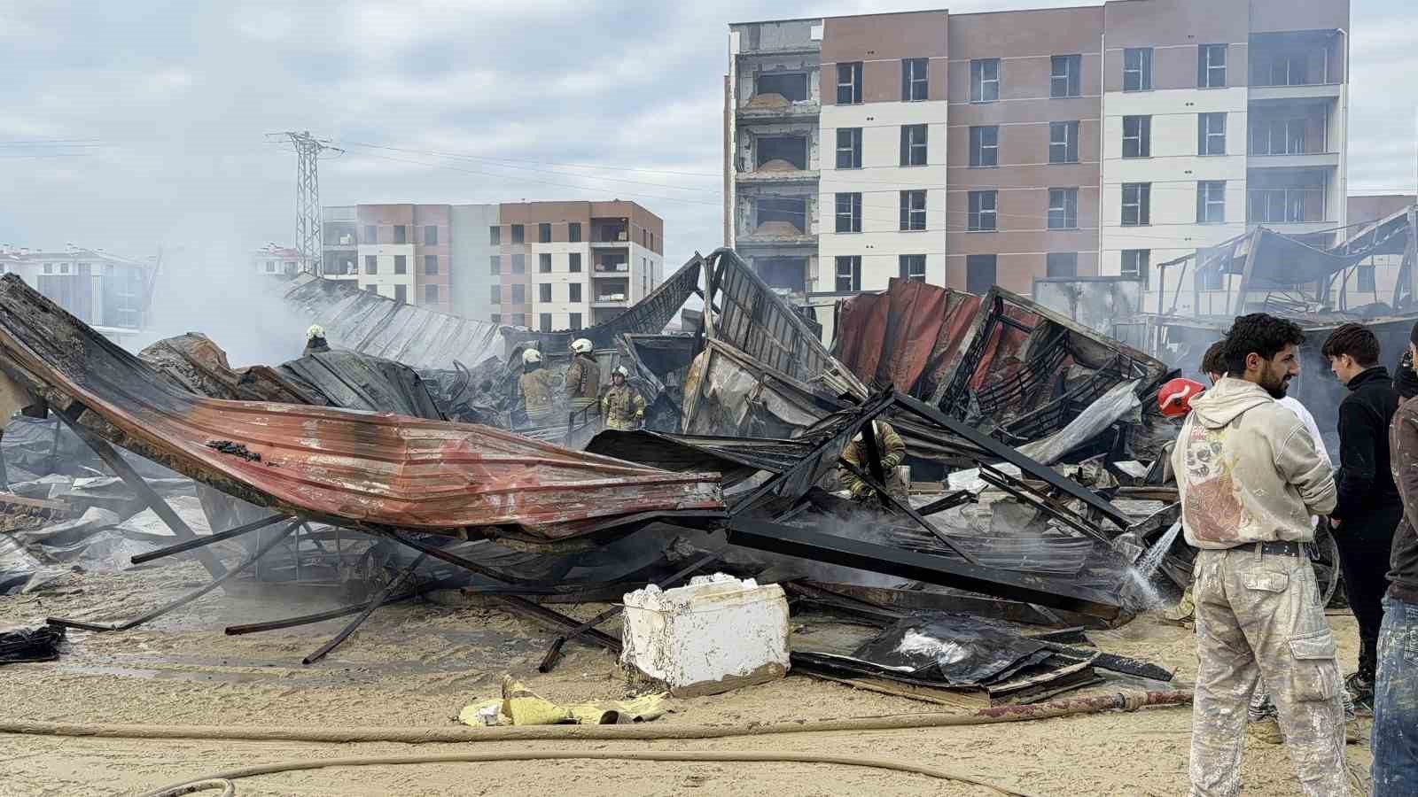 arnavutkoyde santiye konteynerlarinda yangin isciler son anda kurtuldu 0