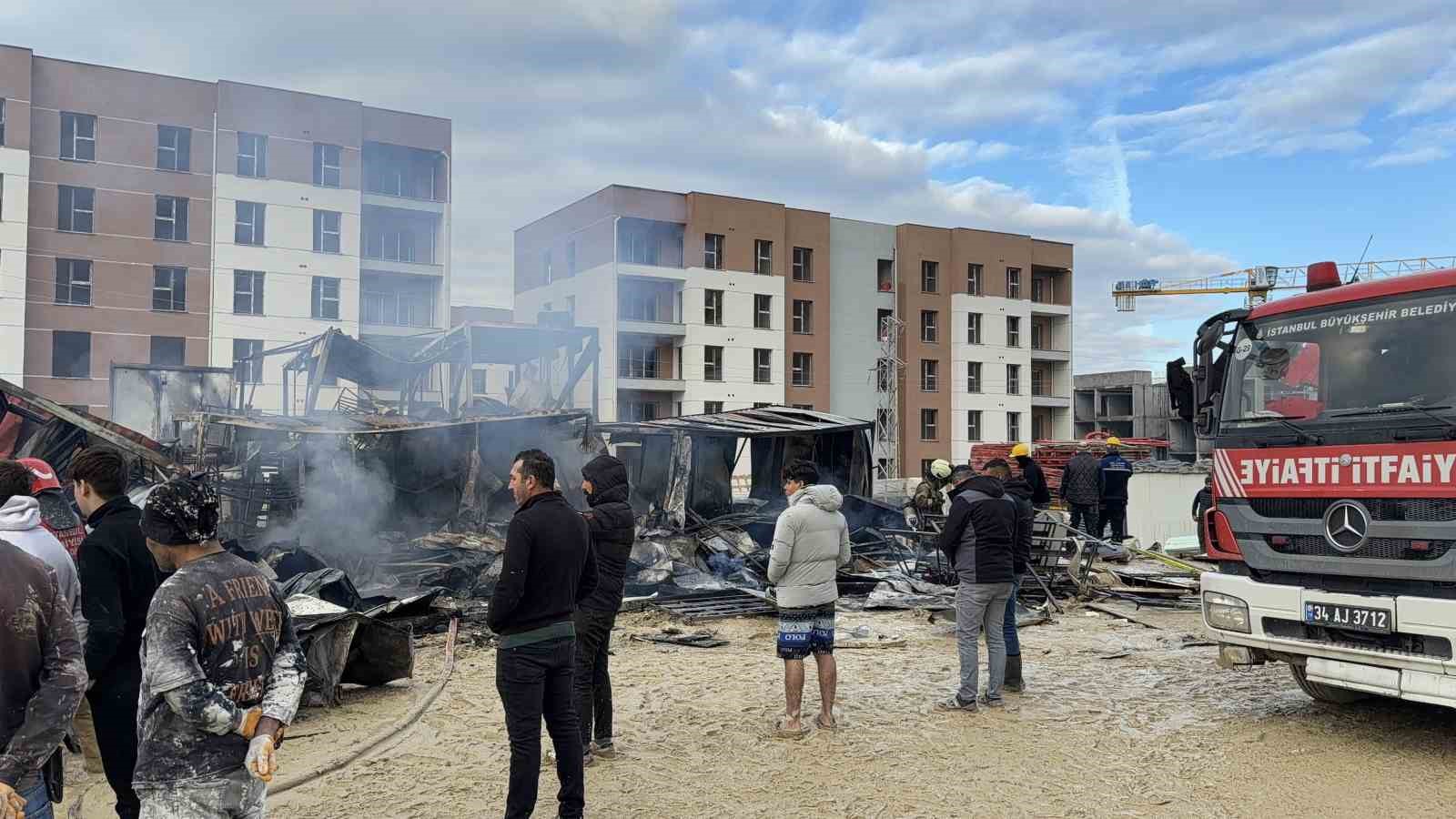 arnavutkoyde santiye konteynerlarinda yangin isciler son anda kurtuldu 2 usTHdw8Z