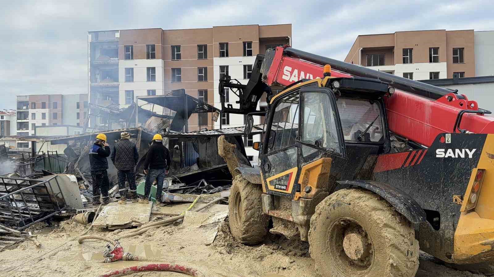 arnavutkoyde santiye konteynerlarinda yangin isciler son anda kurtuldu 3 YJSrm9ID