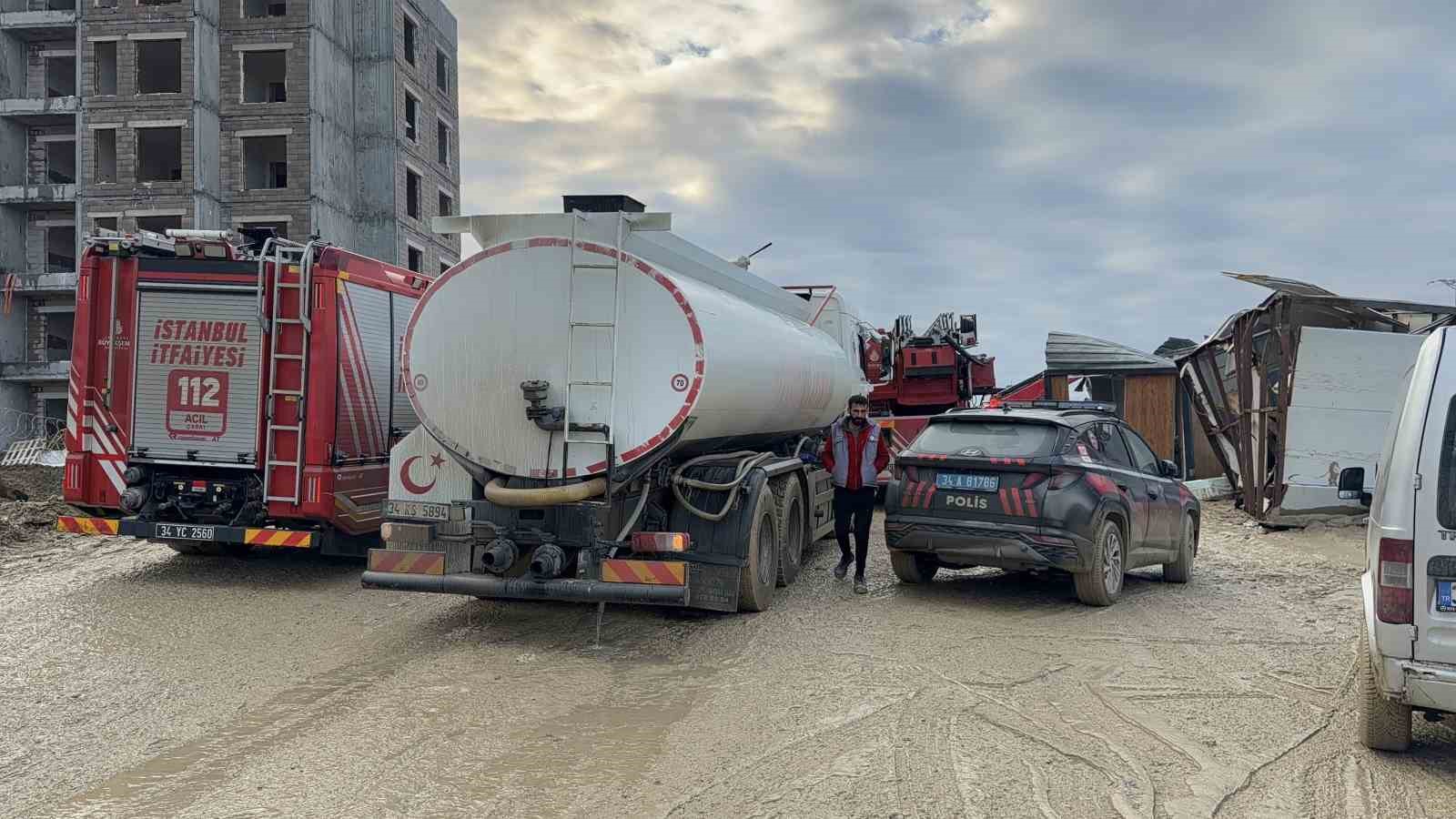 arnavutkoyde santiye konteynerlarinda yangin isciler son anda kurtuldu 4 UJmi2uZC