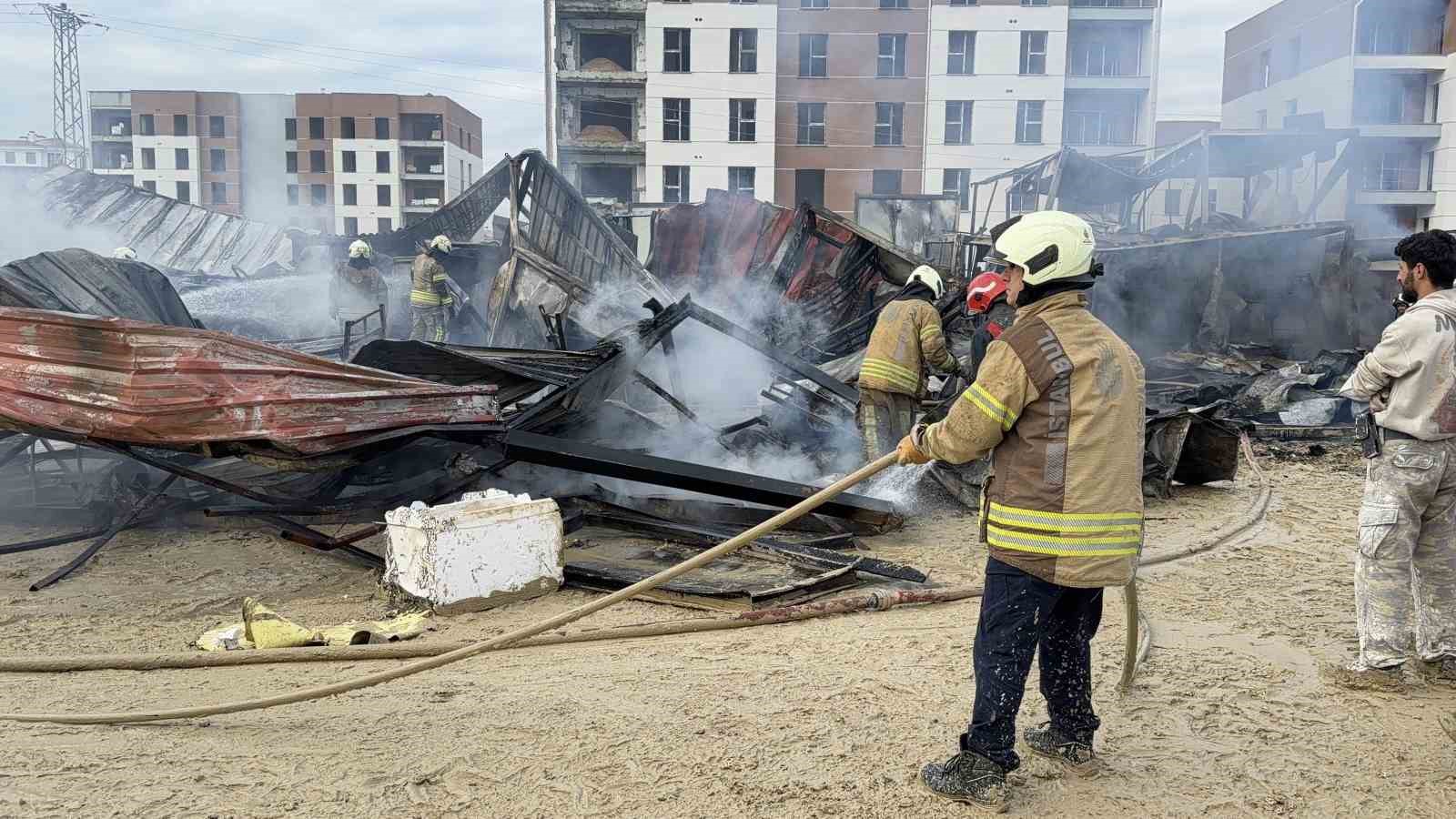 arnavutkoyde santiye konteynerlarinda yangin isciler son anda kurtuldu 5 FdlyjLCt