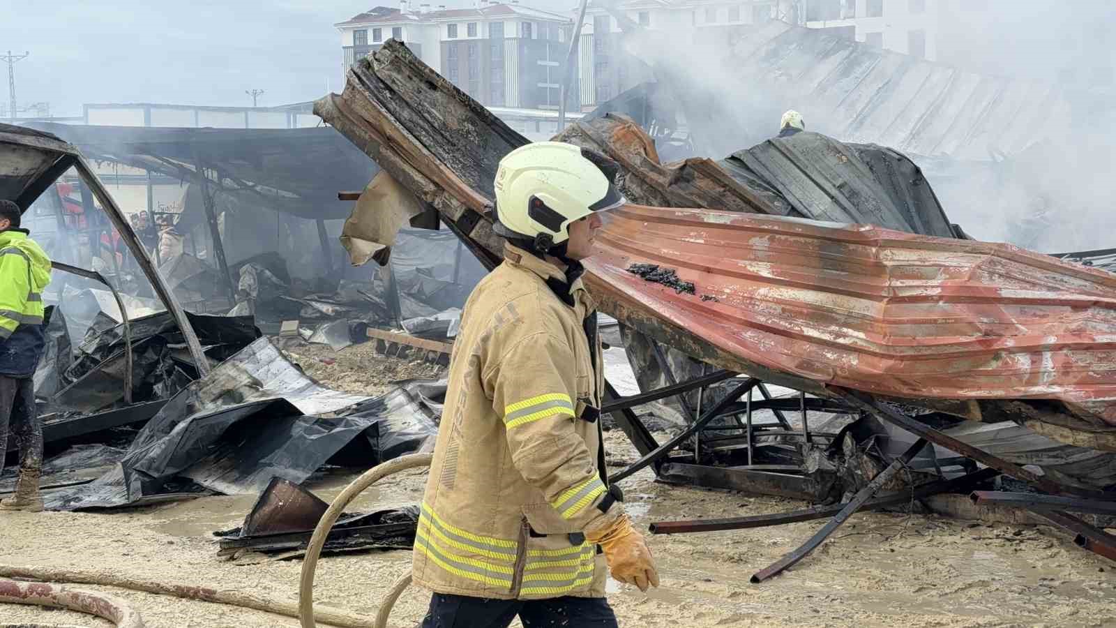 arnavutkoyde santiye konteynerlarinda yangin isciler son anda kurtuldu 6 A6vZcRgC