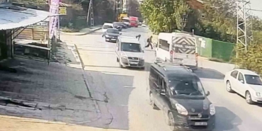 arnavutkoyde-servis-minibusunun-carptigi-cocuk-yaralandi-rQZstw3N.jpg