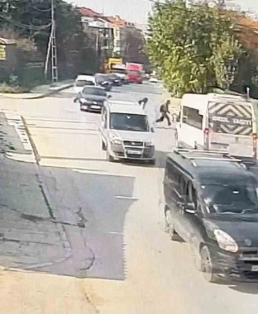 arnavutkoyde-servis-minibusunun-carptigi-cocuk-yaralandi-rQZstw3N.jpg