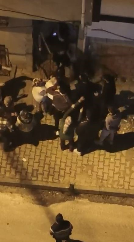 arnavutkoyde ses tartismasi sopali kavgaya donustu 0 4LFsCADG