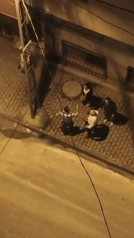 arnavutkoyde ses tartismasi sopali kavgaya donustu 1 mTC8aVsI