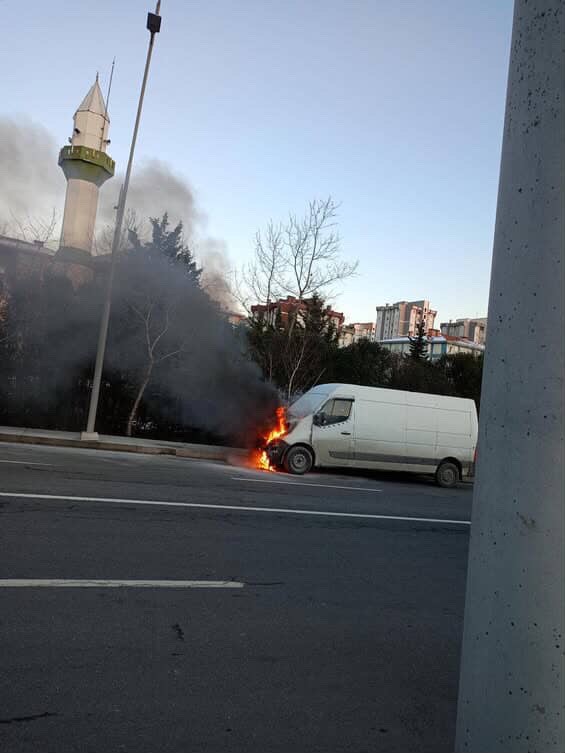 Arnavutköy’de seyir halindeki ticari araç alev aldı, o anlar kamerada 4 arnavutkoyde seyir halindeki ticari arac alev aldi o anlar kamerada 0 PqKjANSX