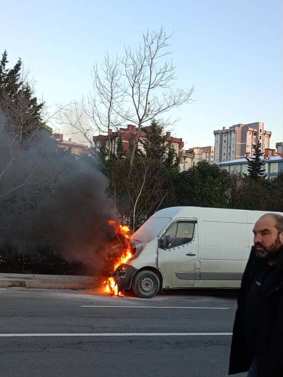 Arnavutköy’de seyir halindeki ticari araç alev aldı, o anlar kamerada 5 arnavutkoyde seyir halindeki ticari arac alev aldi o anlar kamerada 1 LvR4rBXT