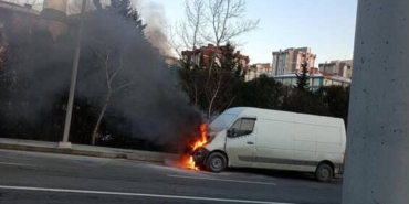 arnavutkoyde-seyir-halindeki-ticari-arac-alev-aldi-o-anlar-kamerada-9q3VHwV3.jpg