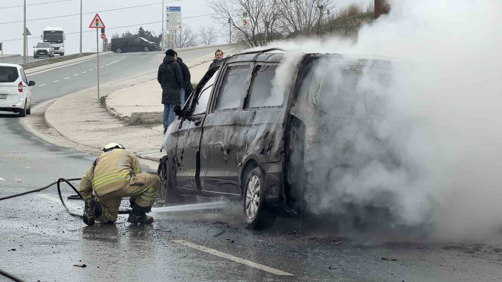 arnavutkoyde seyir halindeki vip taksi alev alev yandi 4 H2PnMXQB