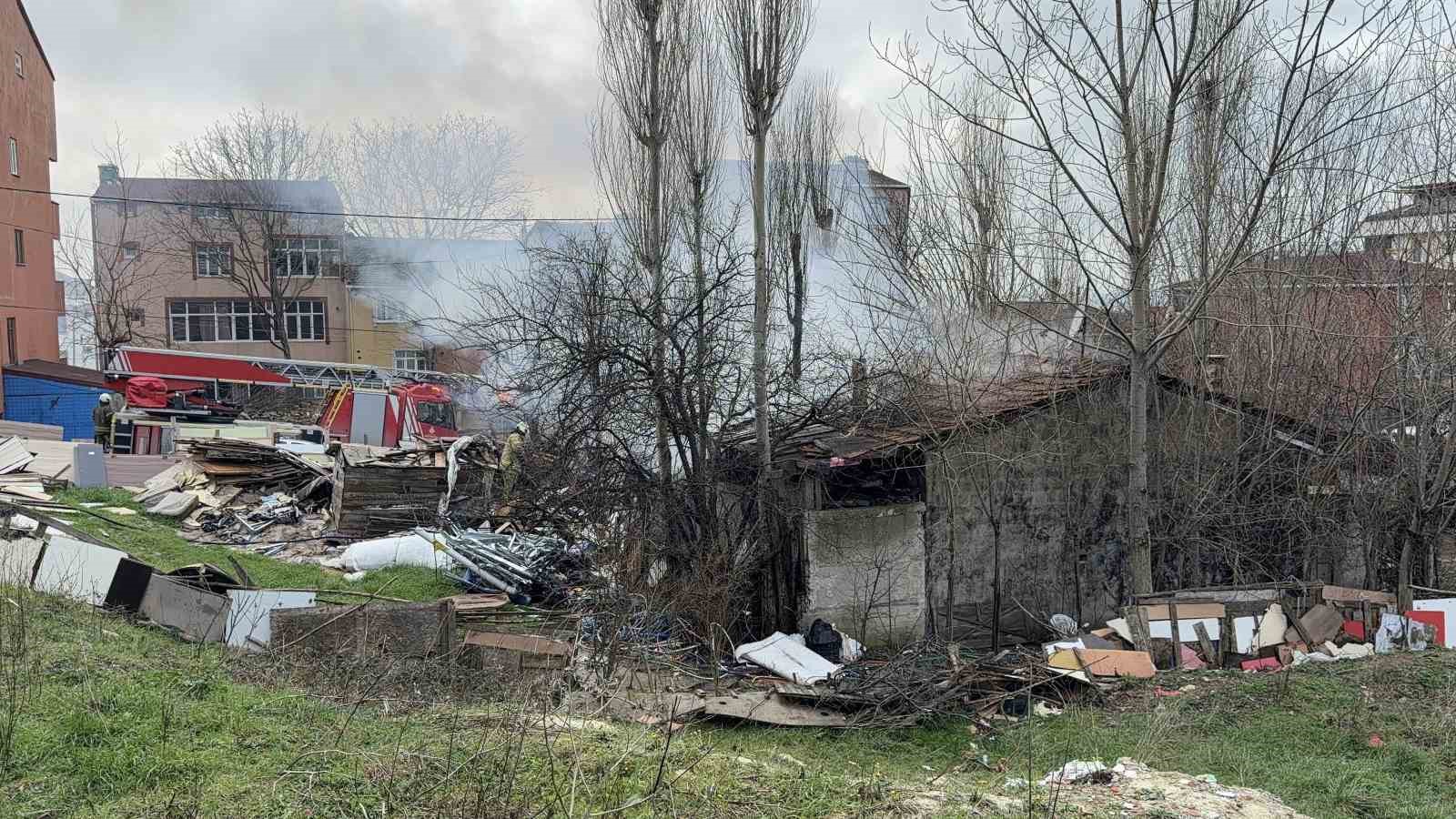 arnavutkoyde tek yasayan yasli adamin gecekondusunda yangin 2 2QWmfecX