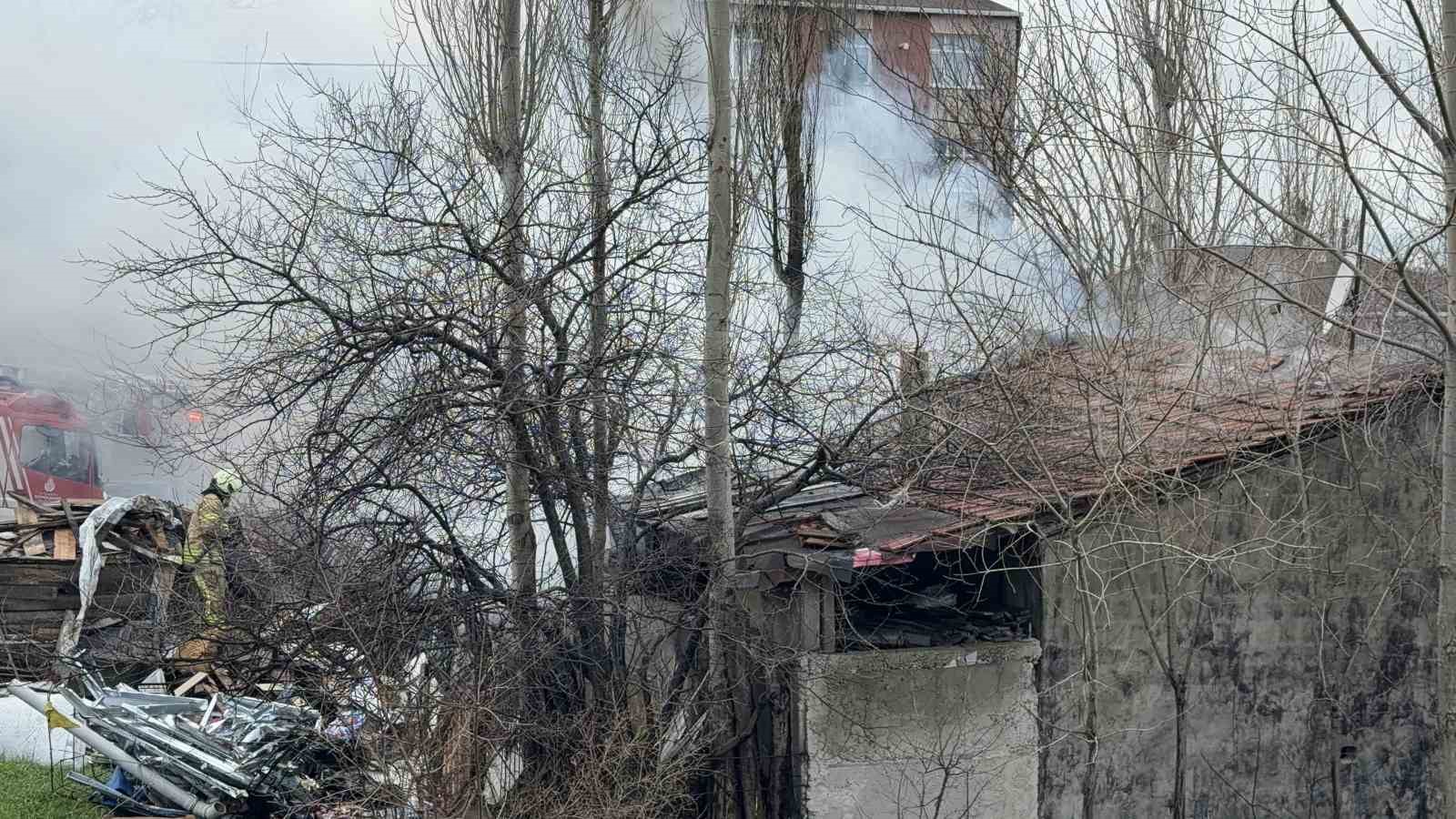 arnavutkoyde tek yasayan yasli adamin gecekondusunda yangin 4 DK6FbKEa