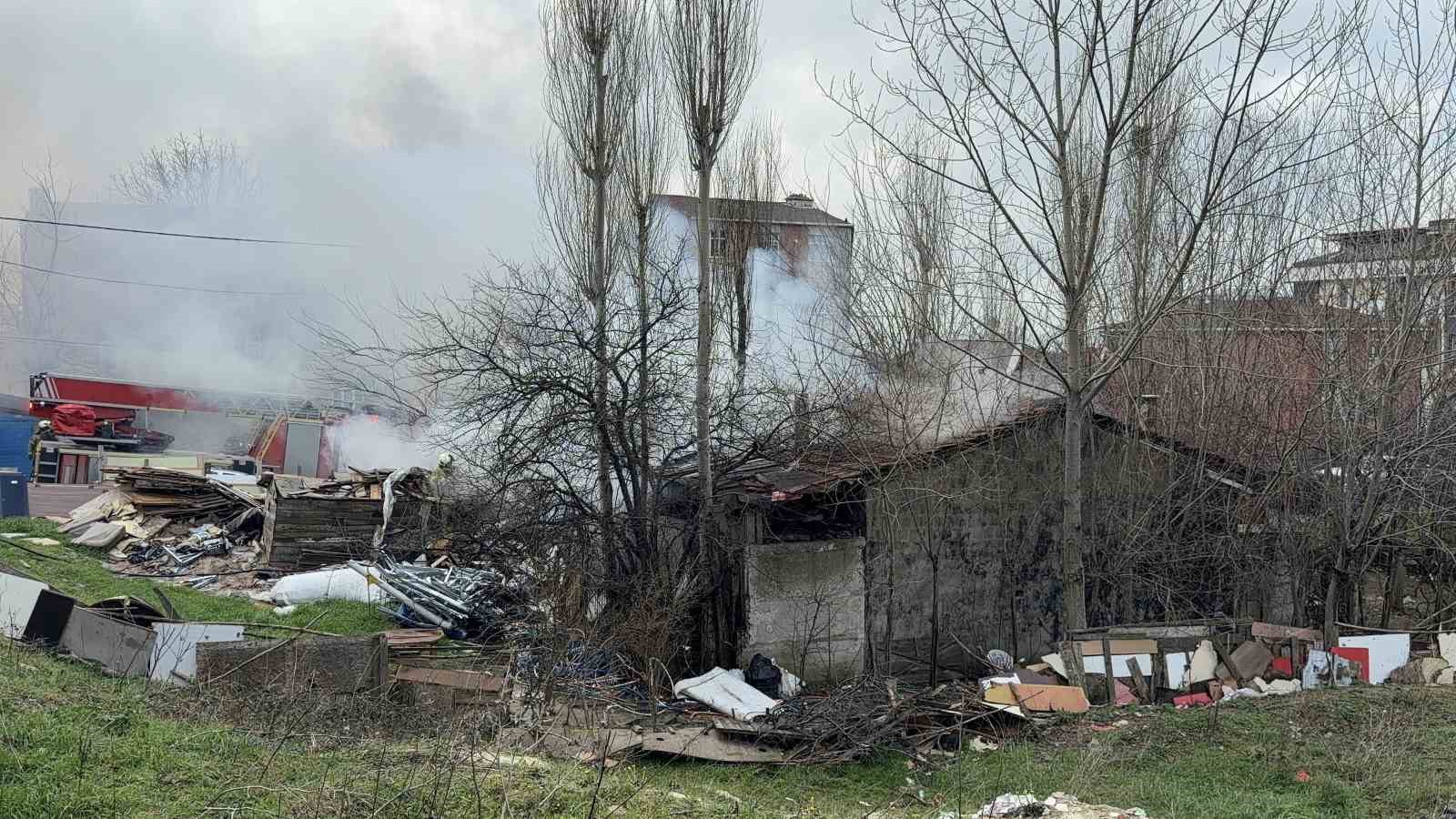 arnavutkoyde tek yasayan yasli adamin gecekondusunda yangin 5 1vVcrfyX