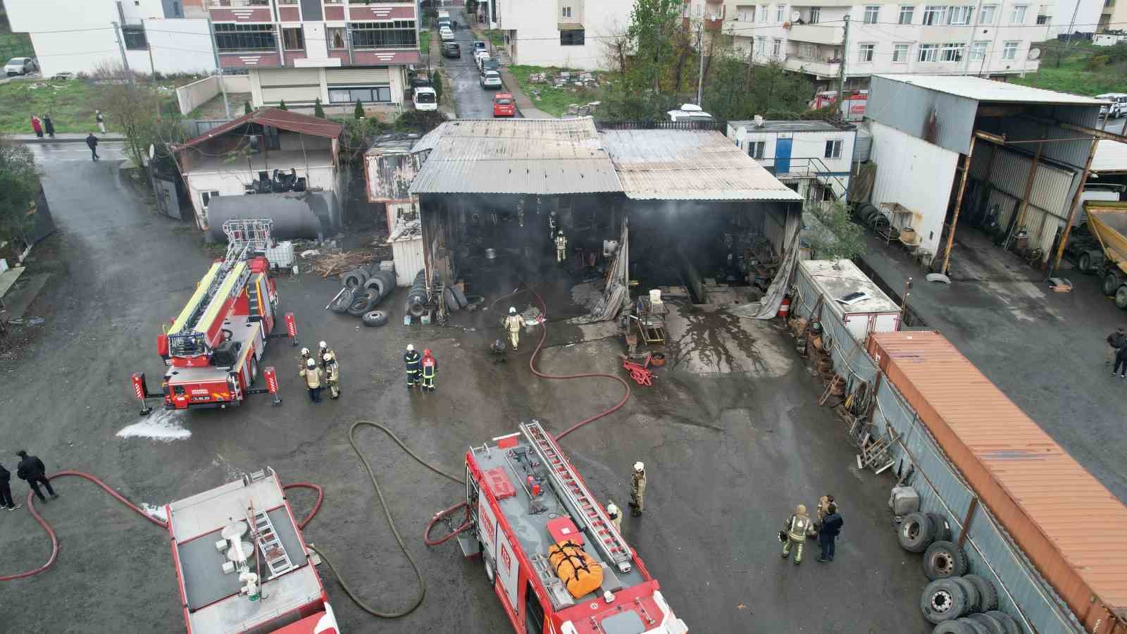 arnavutkoyde tir tamirhanesinde korkutan yangin 2 FNRGZMNV