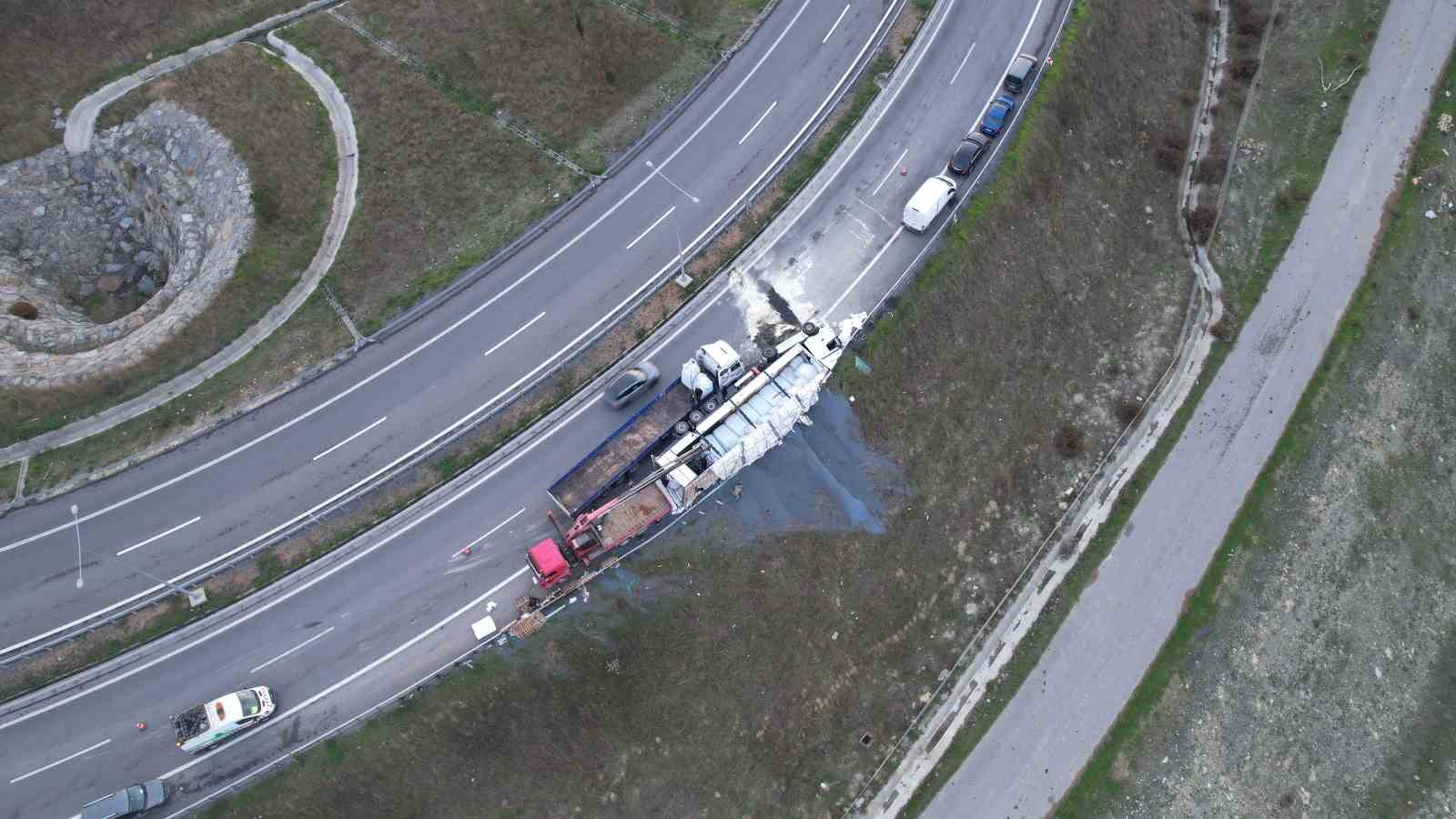 arnavutkoyde tir viraji alamayip devrildi 1 agir yarali 1 Z3T5ssmT