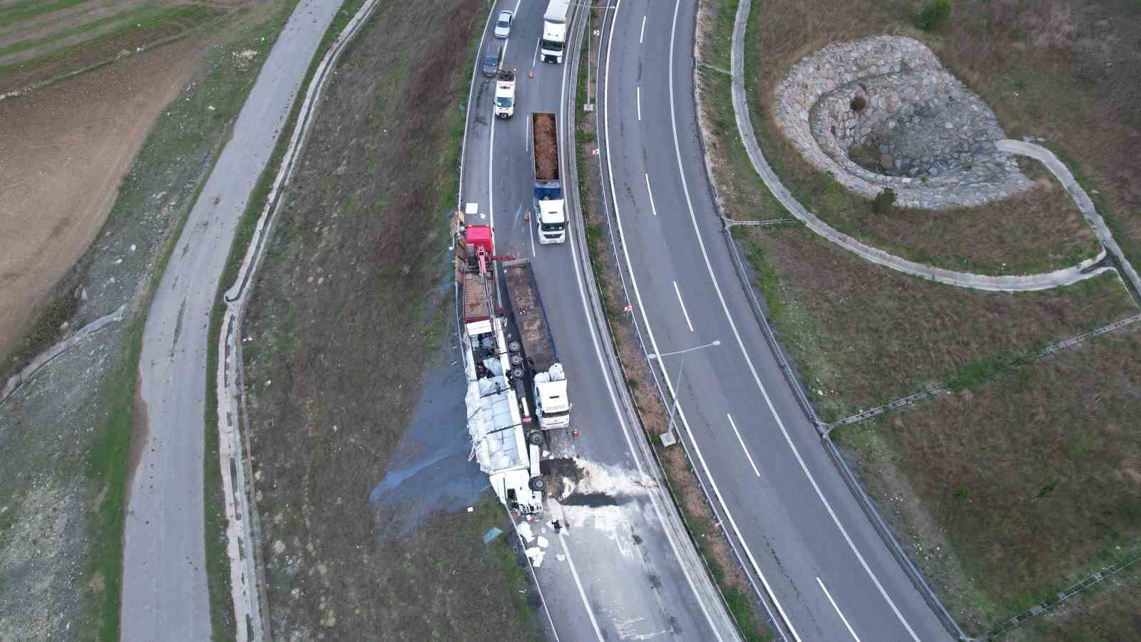 arnavutkoyde tir viraji alamayip devrildi 1 agir yarali 4