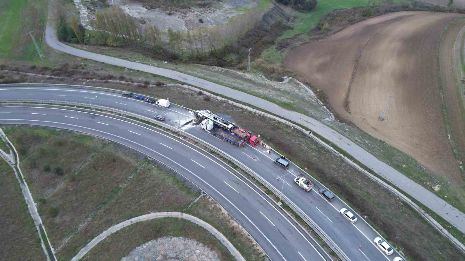 arnavutkoyde tir viraji alamayip devrildi 1 agir yarali 5 3iZFJPqL