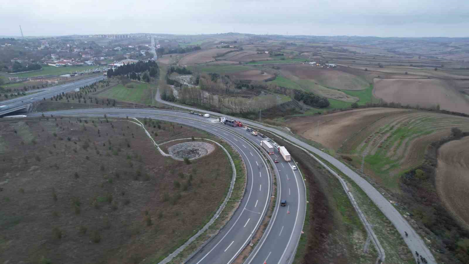 arnavutkoyde tir viraji alamayip devrildi 1 agir yarali 6 g4LFaS1J
