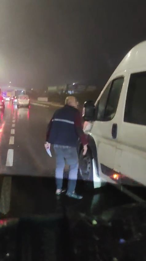 arnavutkoyde trafikte bicakli gerginlik 0 EtgJEstO
