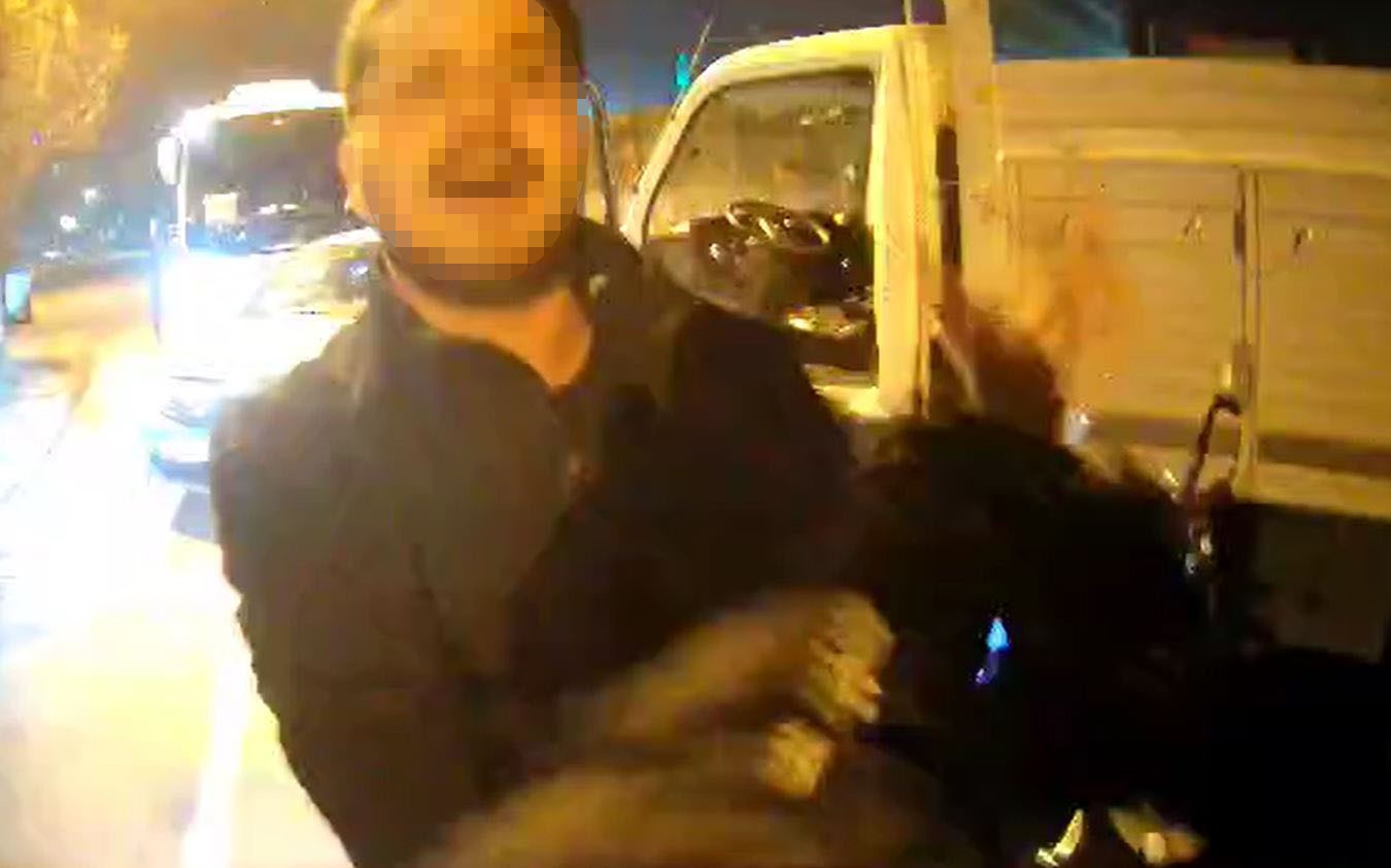 arnavutkoyde trafikte sinir krizi canim sikkin deyip motosiklet surucusune saldirdi 1 LRDamwmR