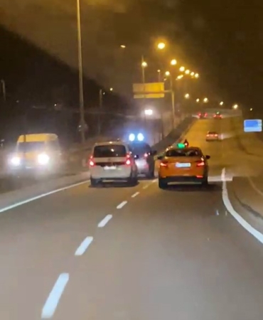 arnavutkoyde-trafikte-tehlikeli-anlar-goruntulendi-nGALGLQQ.jpg