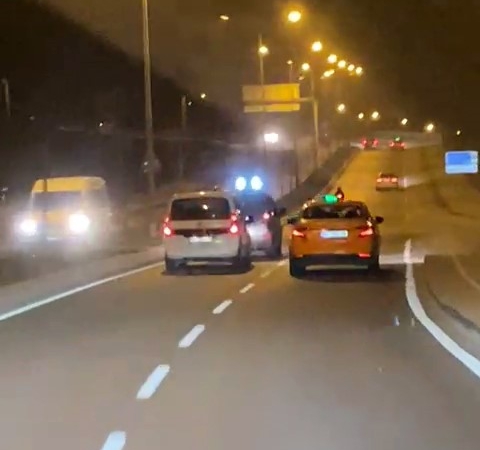 arnavutkoyde-trafikte-tehlikeli-anlar-goruntulendi-nGALGLQQ.jpg